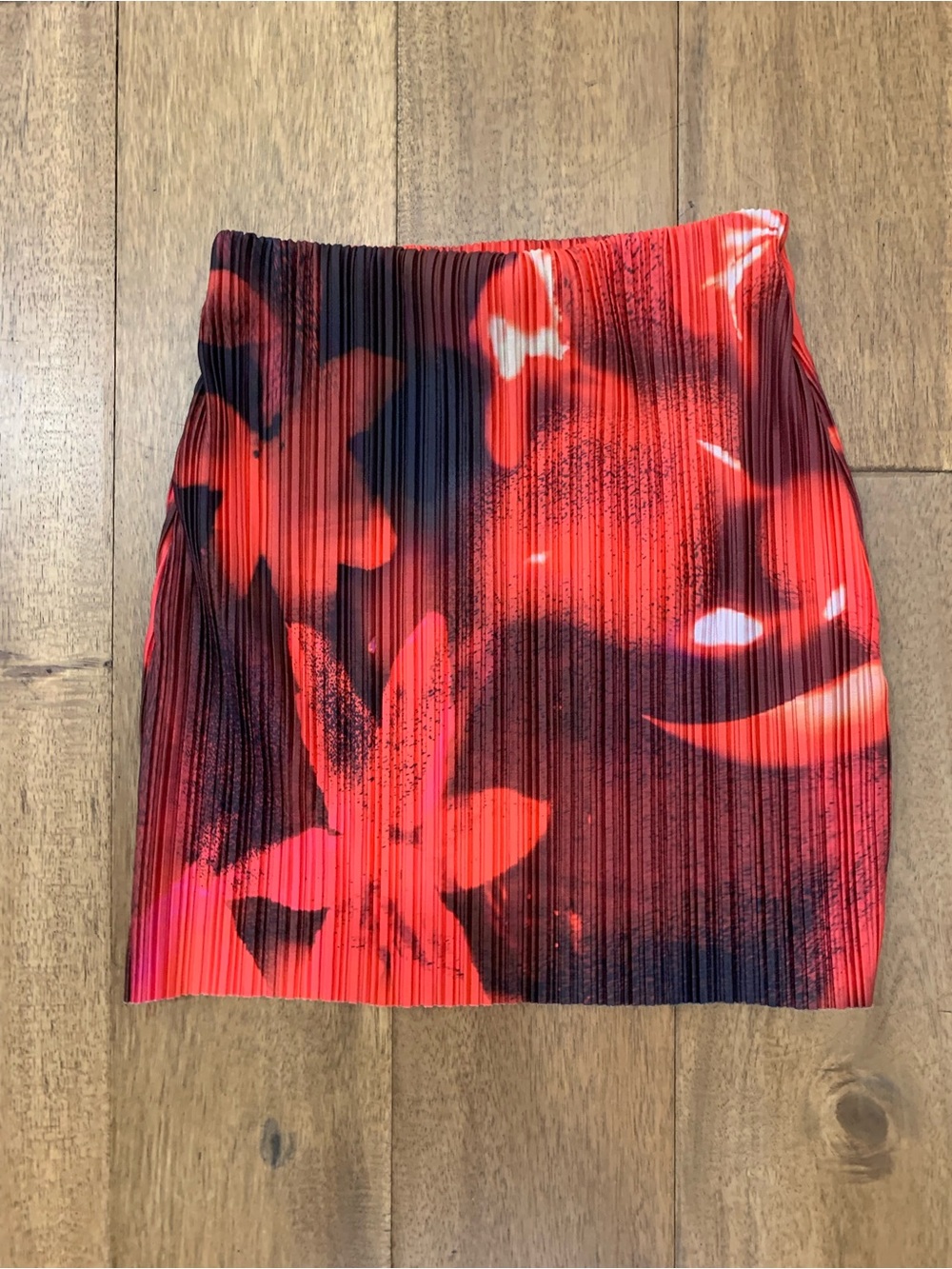 PrettyLittleThing Red & Black Floral Pleated Mini Skirt